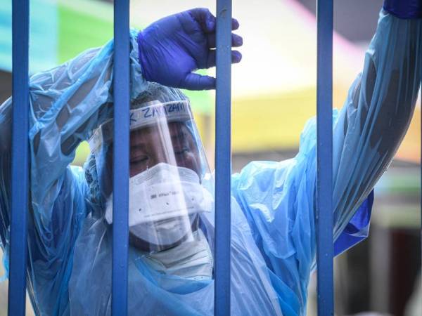 Look at the amount of sweat accumulated in the PPE suit!