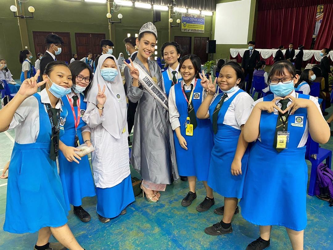Miss Universe Malaysia Francisca visiting students at SMK Muara Tuang.