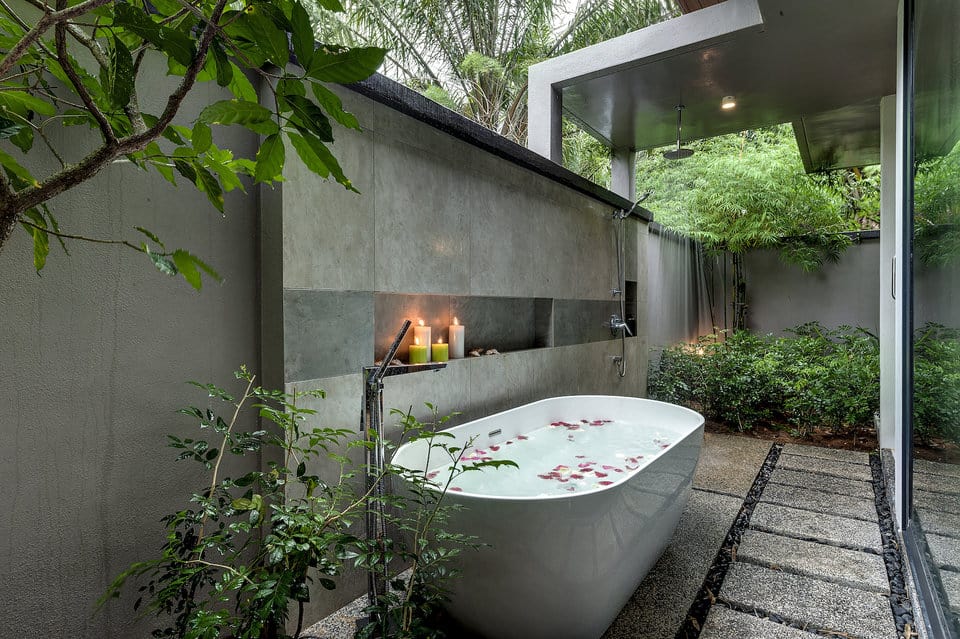 Outdoor bath, anyone?