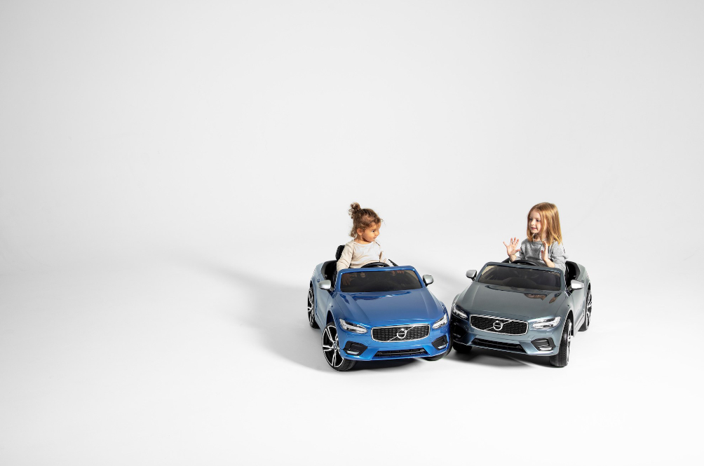272145_children_and_volvo_cars.jpg