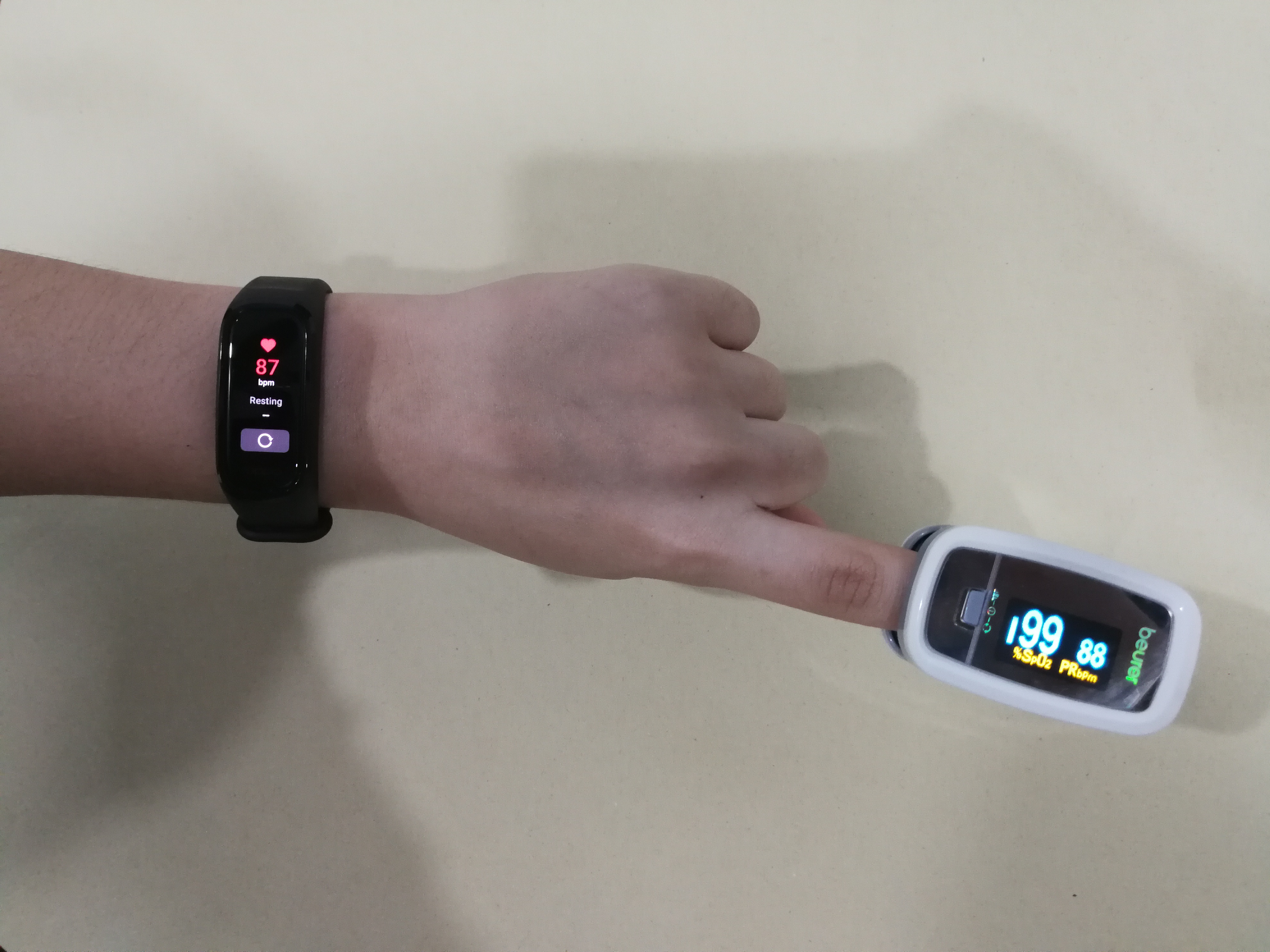The OPPO Band measured 87 bpm whilst the pulse oximeter measured 88 bpm.