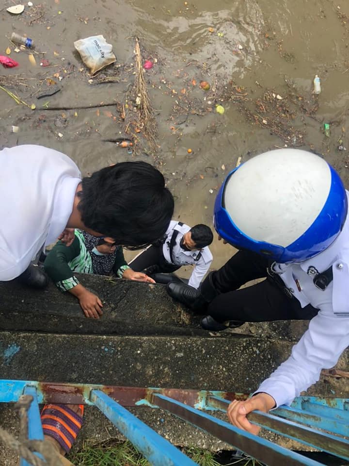 The abang-abang polis did not hesitate to help.