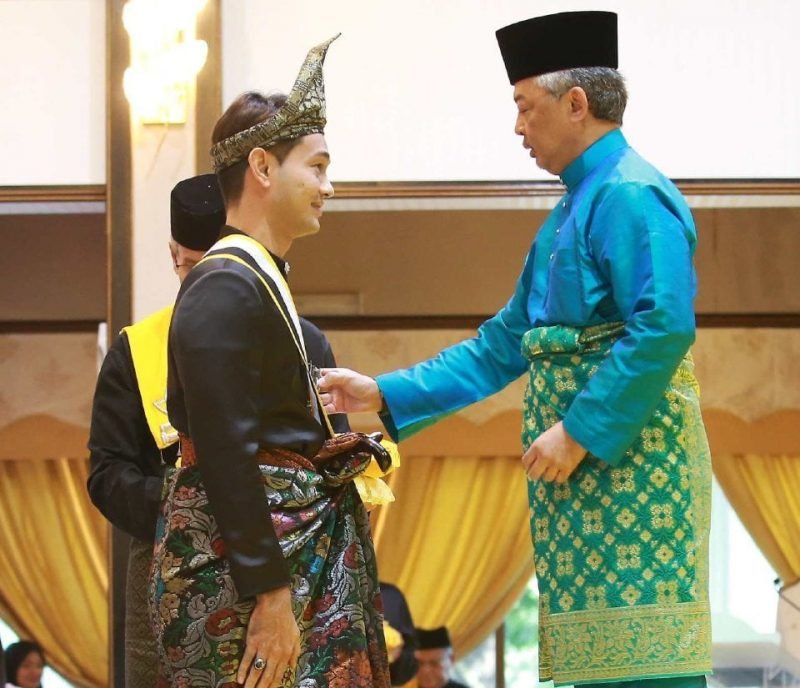 Berita Harian Farid receiving the award in 2017.