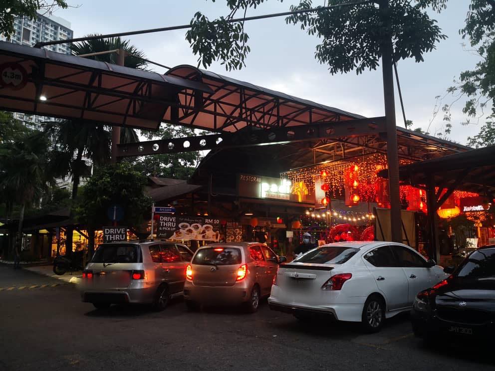 Cars lining up at the restaurant.