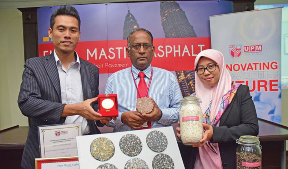 Harian Metro Prof Dr Ratnasamy Muniandy (center).