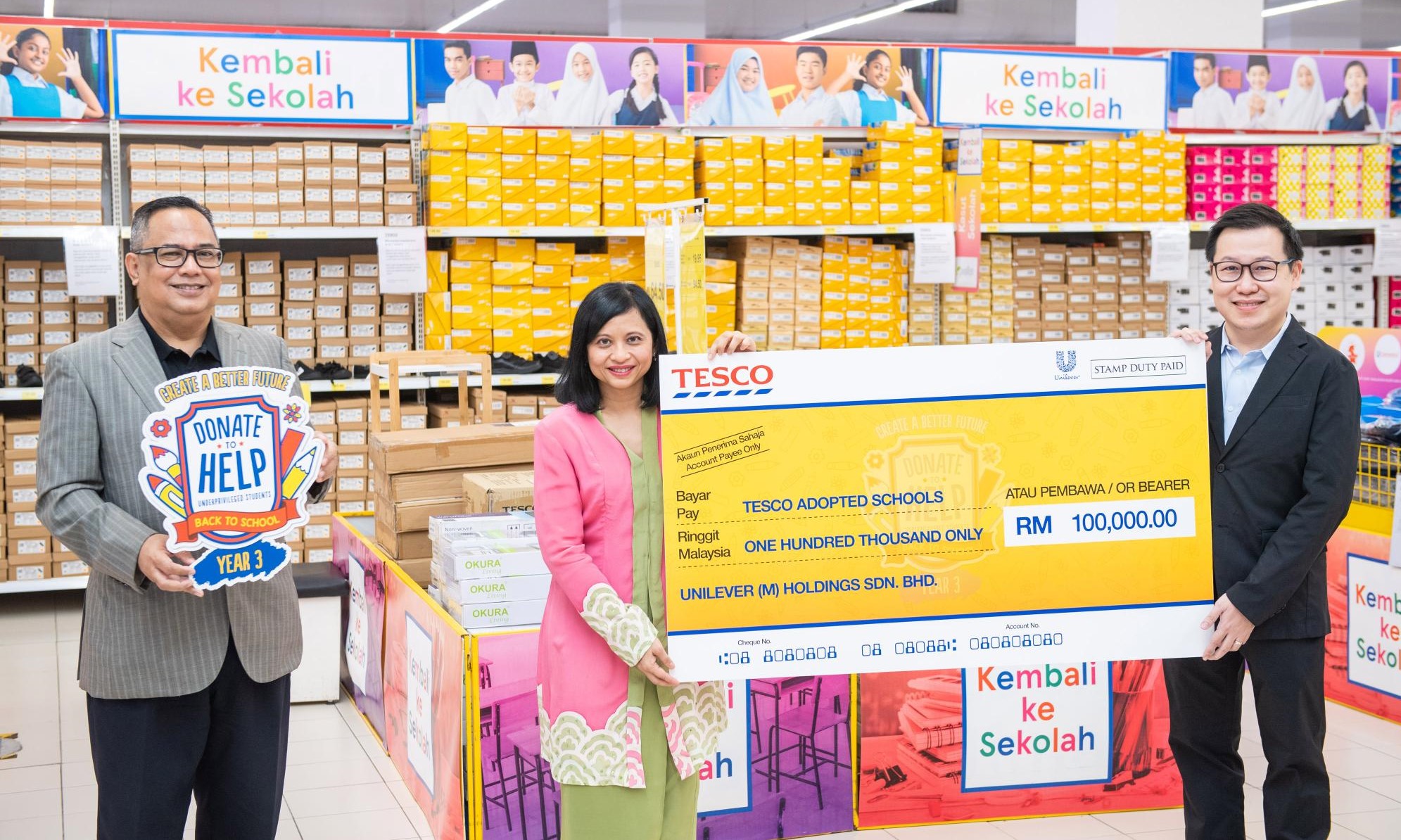 (L-R) PINTAR Foundation Board of Trustee, Sabri Ab Rahman; Tesco Corporate Services  Director, Azliza Azmel; and Unilever Malaysia Customer Development Director, Jay Go pose with Unilever’s Donate to Fund RM100,000 cheque.