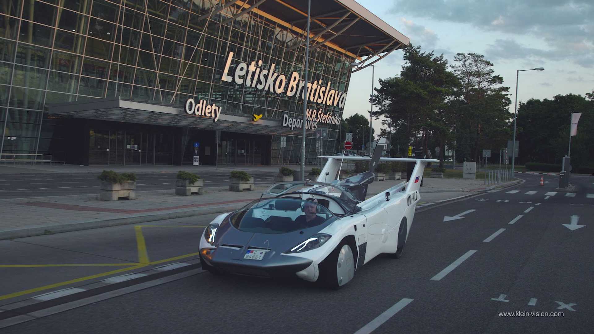 Scoring with its sleek and sturdy sports car outlook.