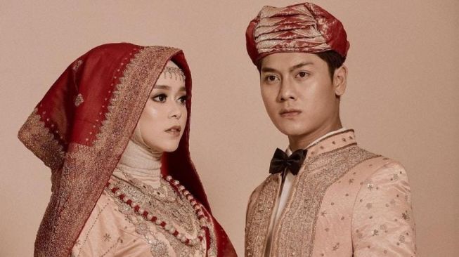 36823-rizky-billar-dan-lesti-kejora-dalam-balutan-adat-minang.jpg