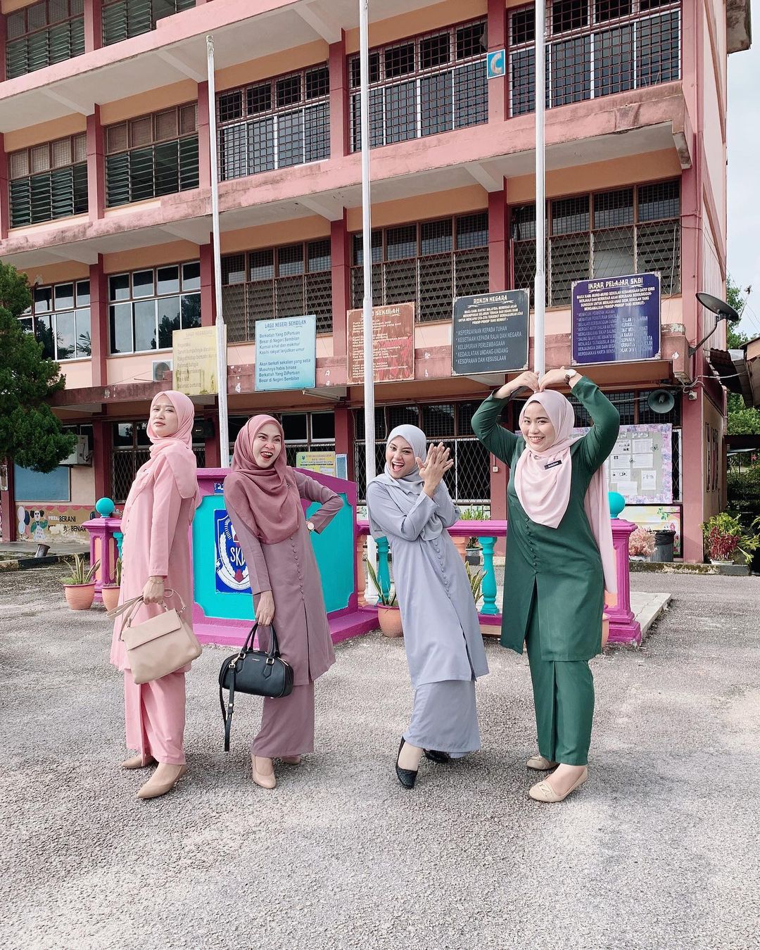 Instagram/@dian.jaunah Teacher Dian and her fellow teachers.