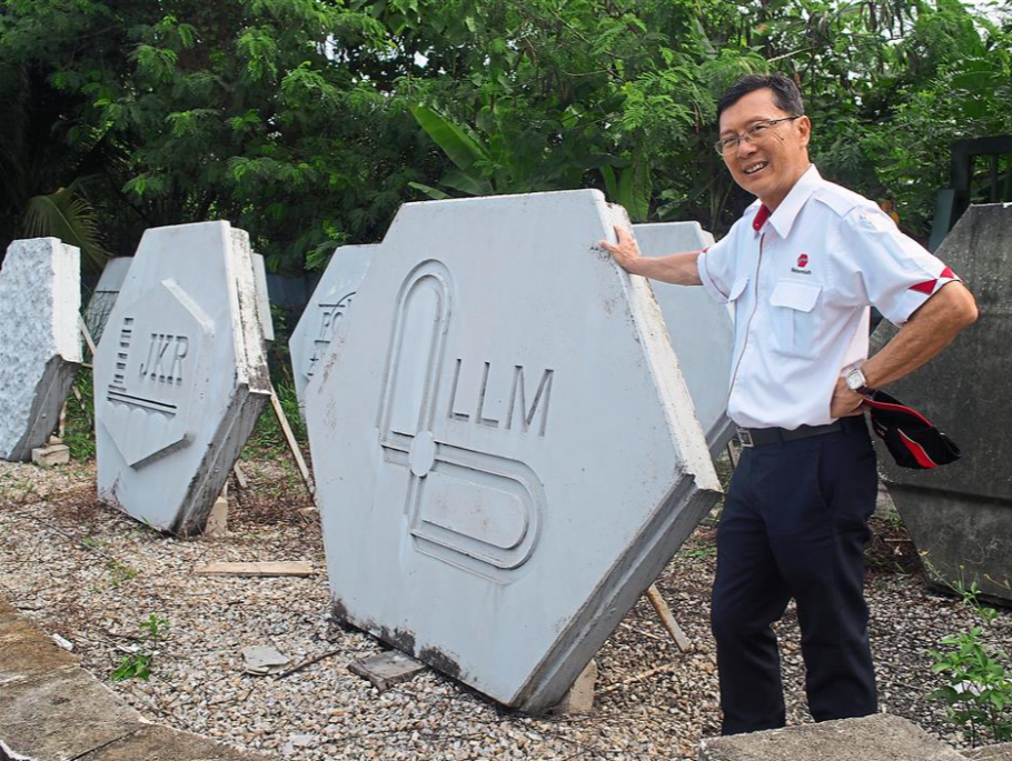 Dr Nehemiah Lee with his invention