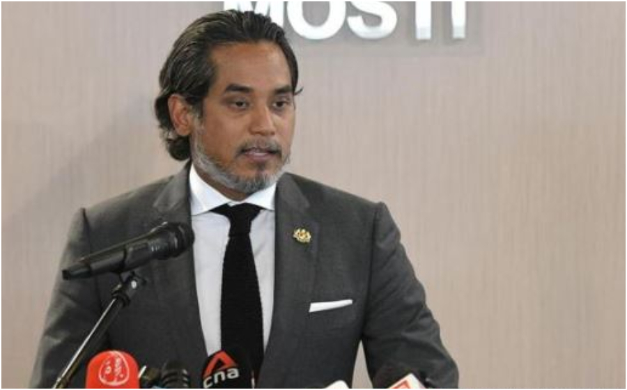 kj-menteri-pertama-terima-vaksin-china.jpg