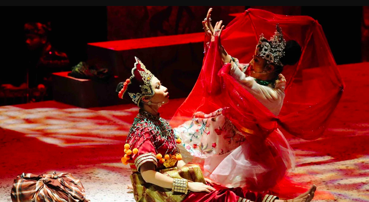 The traditional theatre dance originated from Kelantan.