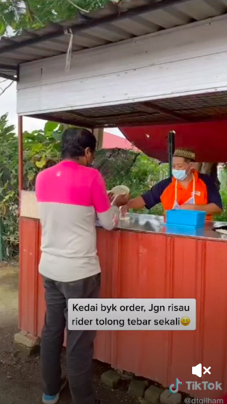 TikTok/@dtgilham Putting his roti canai skills to good use.
