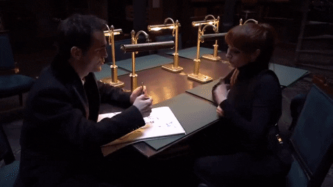 Yep, that’s Pedro Alonso sketching Najwa Nimri (Alicia Sierra) while chatting with her at the same time.