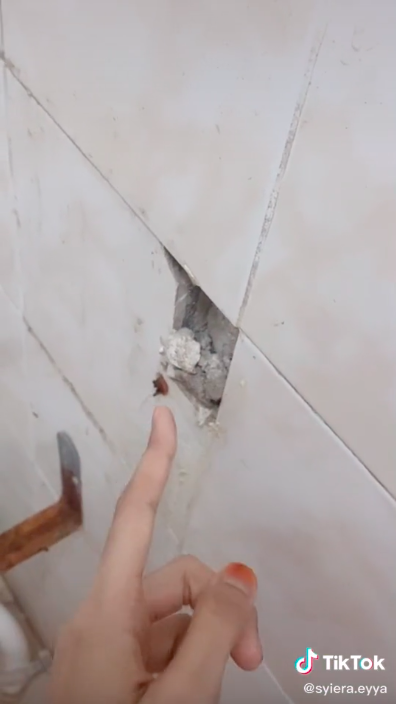 There was a crack on the wall.