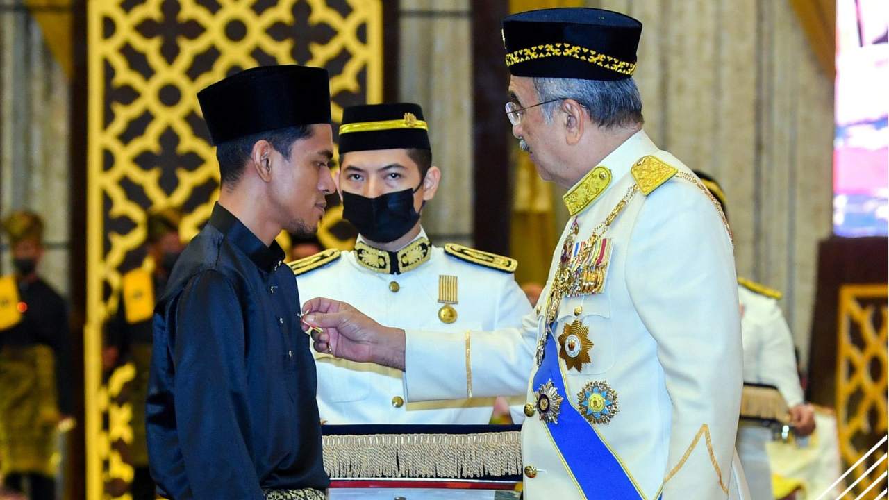 abang-viva-terima-pingat-jasa-kebaktian.jpg