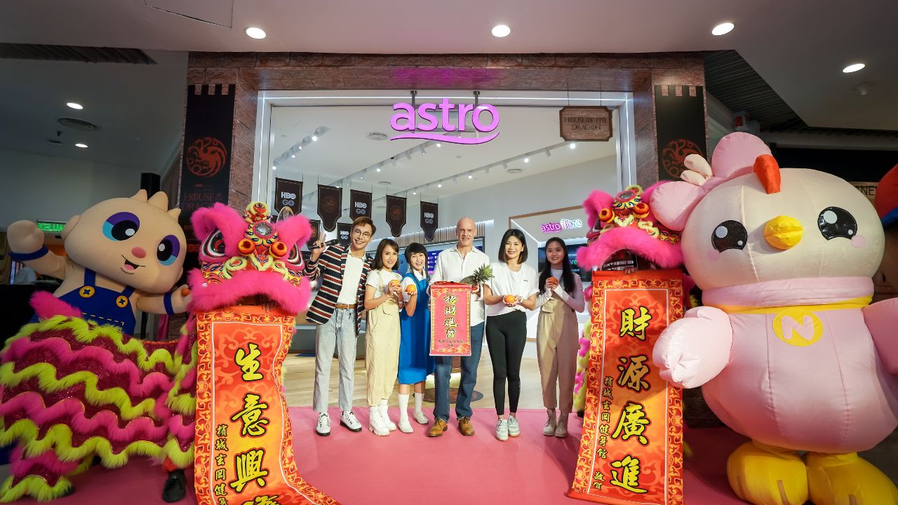 astro-experience-store-queensbay-mall.jpg