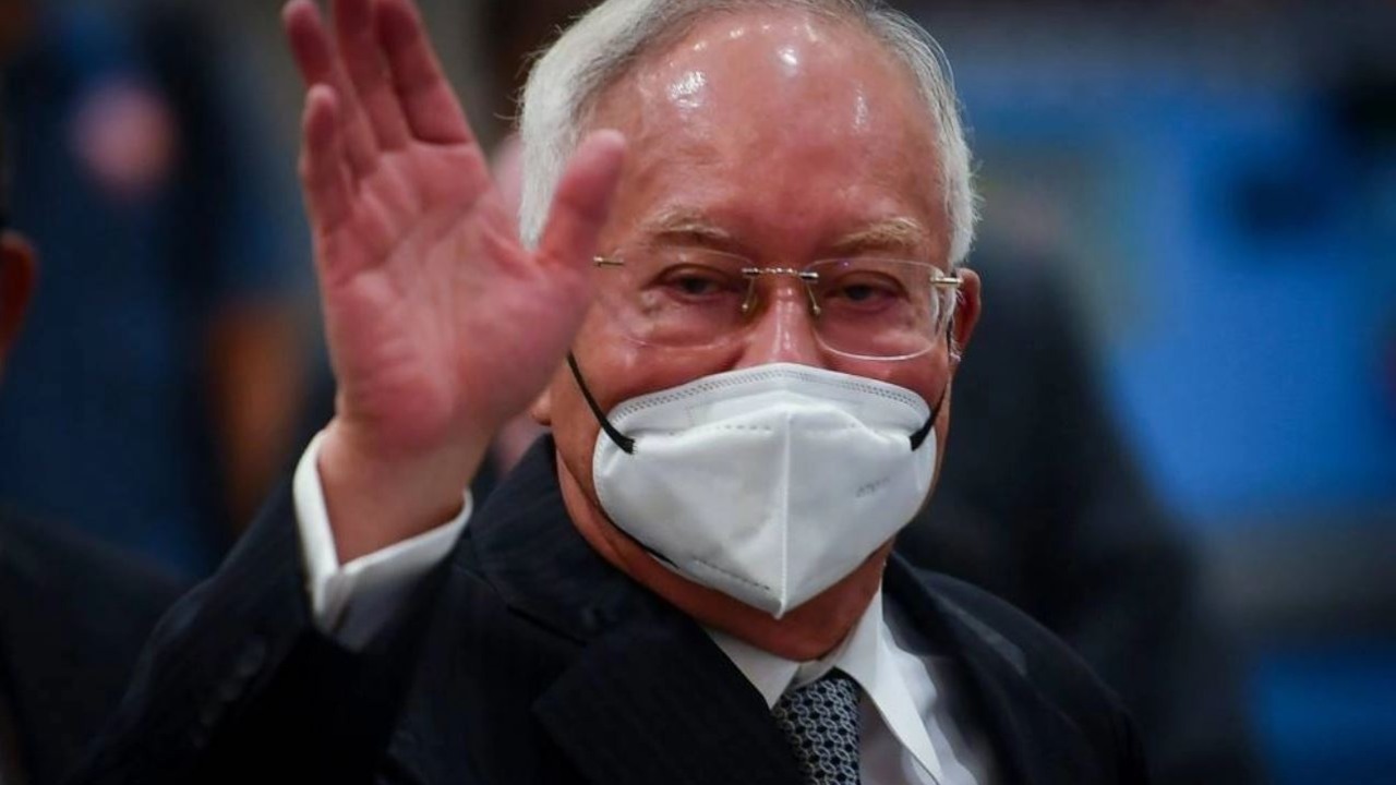 najib-diperintah-jalani-hukuman-penjara-12-tahun-denda-rm210-juta_2.jpg