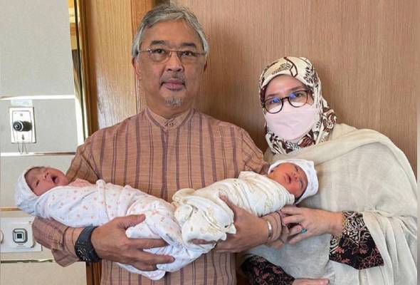 41643865625_agong.jpg