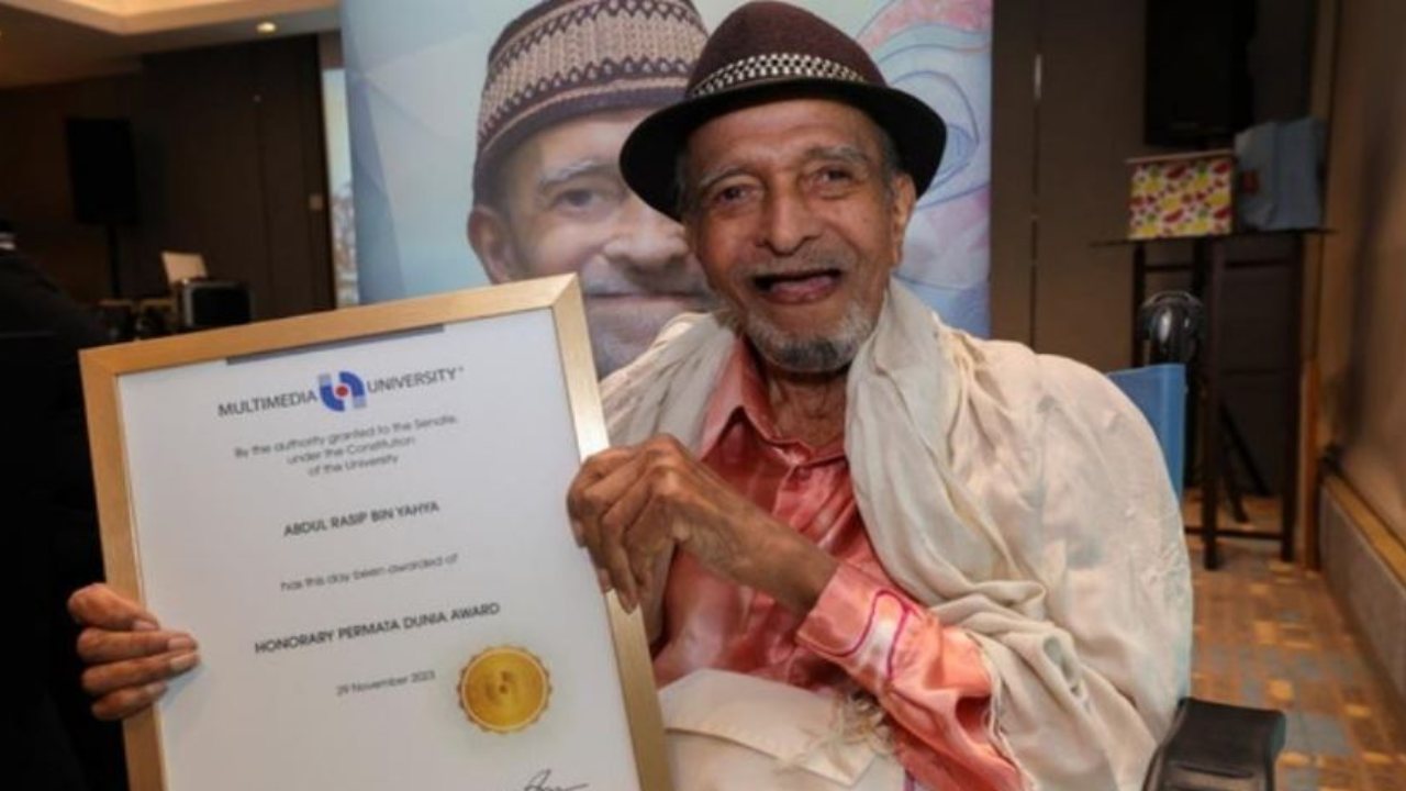tahniah-mat-sentol-terima-anugerah-kehormat-permata-dunia-daripada-mmu.jpg