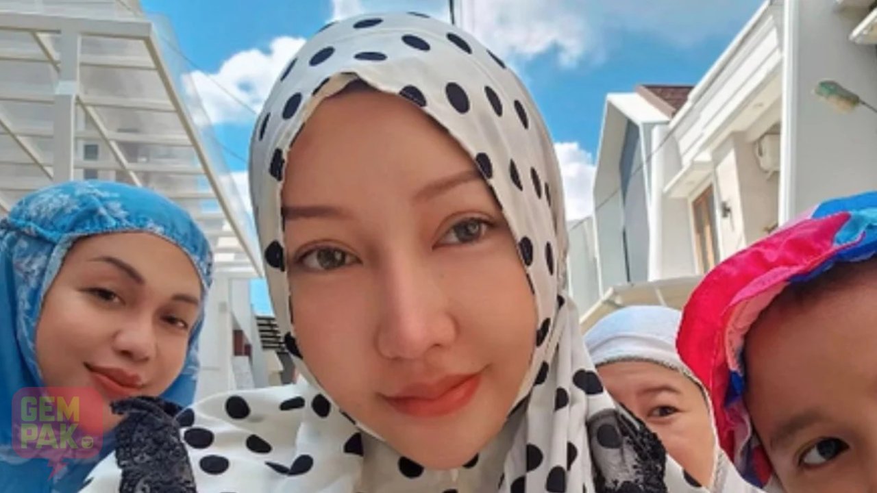 lucinta-luna-solat-saf-wanita.jpeg