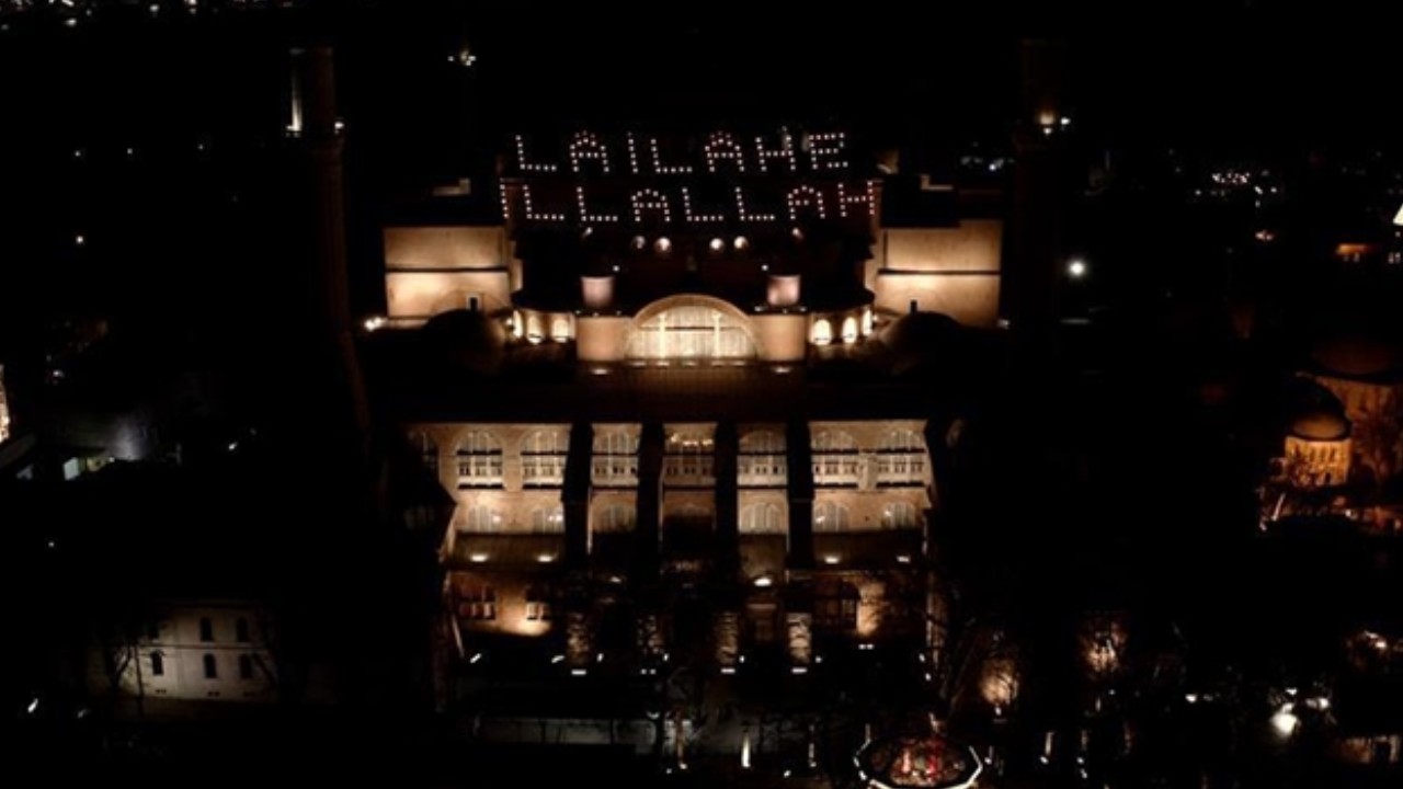 masjid-hagia-sophia-dibersih-dengan-air-mawar-gemerlapan-sempena-ramadan.jpg