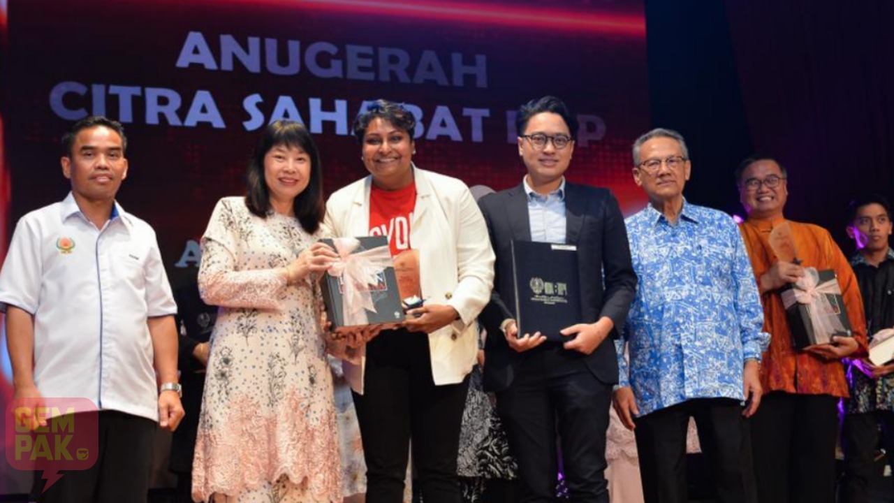 image-1_astro-radio-s-syok-podcast-awarded-anugerah-citra-sahabat-dbp-2023.jpeg