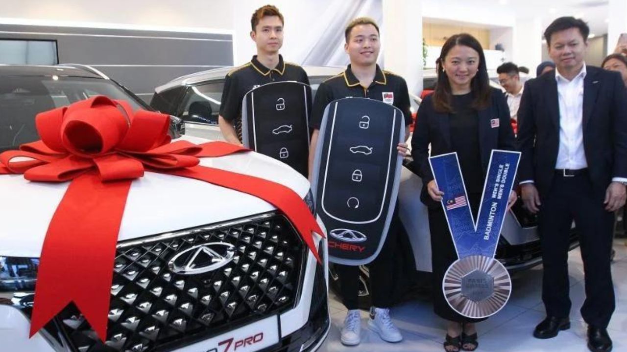 astro-gempak_atlet_badminton_dapat_duit_kereta.jpg