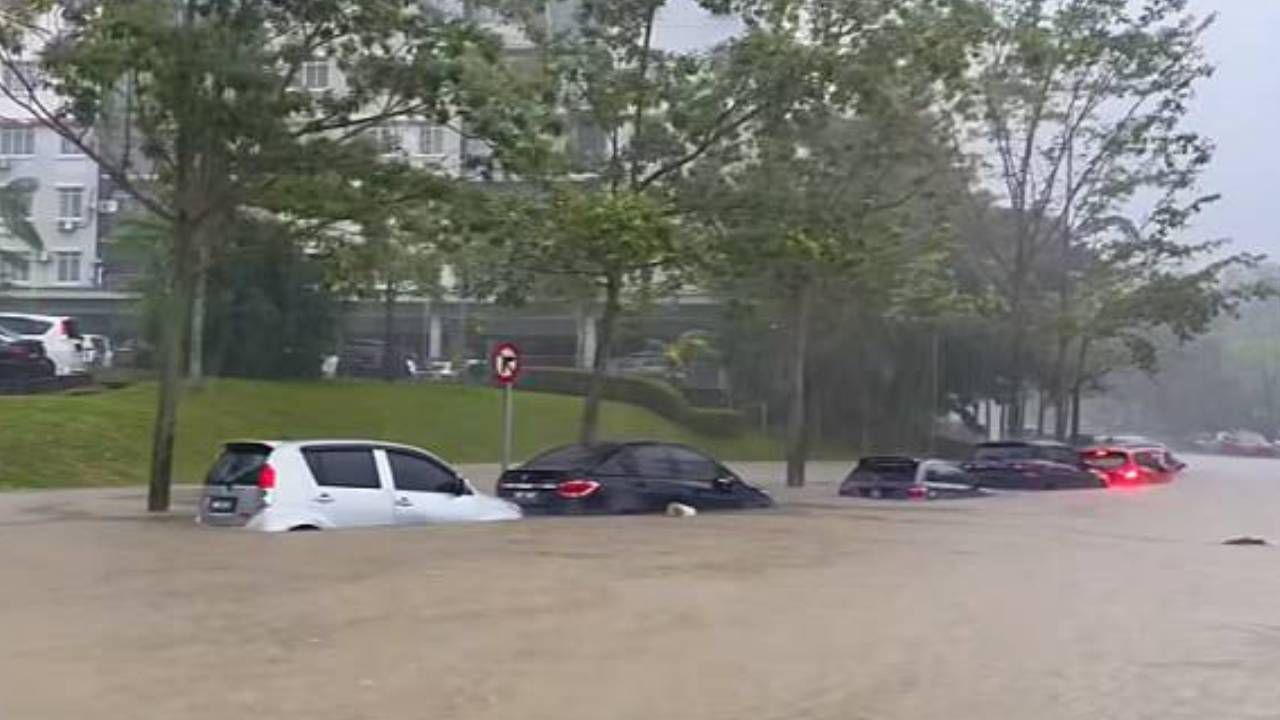 astro_gempak_putrajaya-dilanda-banjir-kilat-beberapa-kenderaan-tenggelam.jpg