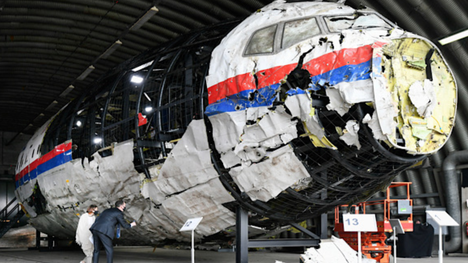 astrogempak_bangkai-pesawat-mh17-tanpa-sayap-imbau-kekejaman-tragedi-menyayat-hati.png