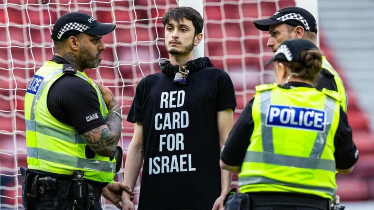 astro-gempak_perlawanan-tertunda-45-minit-lelaki-rantai-diri-di-tiang-gol-papar-baju-red-card-for-israel.jpg