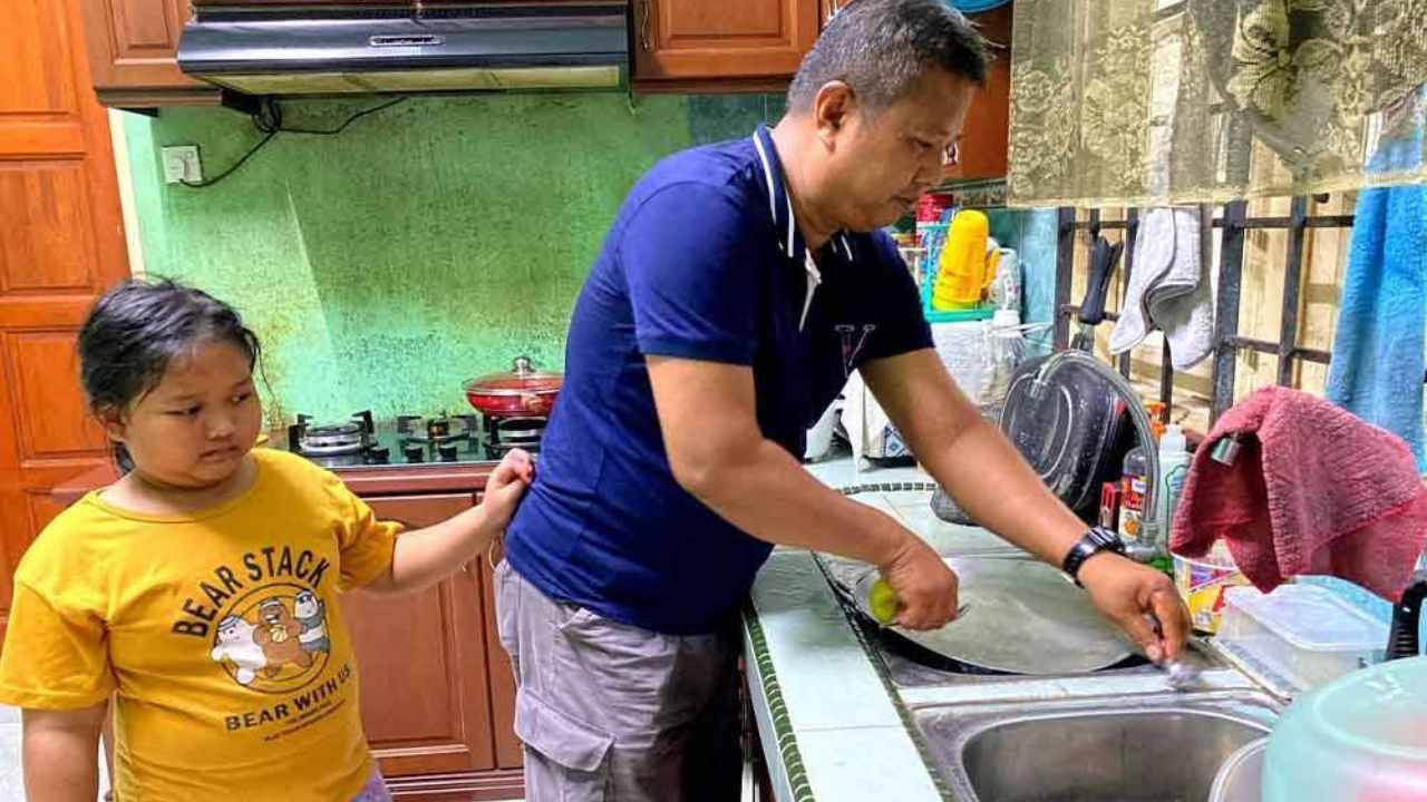 astrogempak_basuh-kain-kemas-rumah-memasak-pesara-tentera-laut-tak-kisah-diperli-takut-bini.jpg