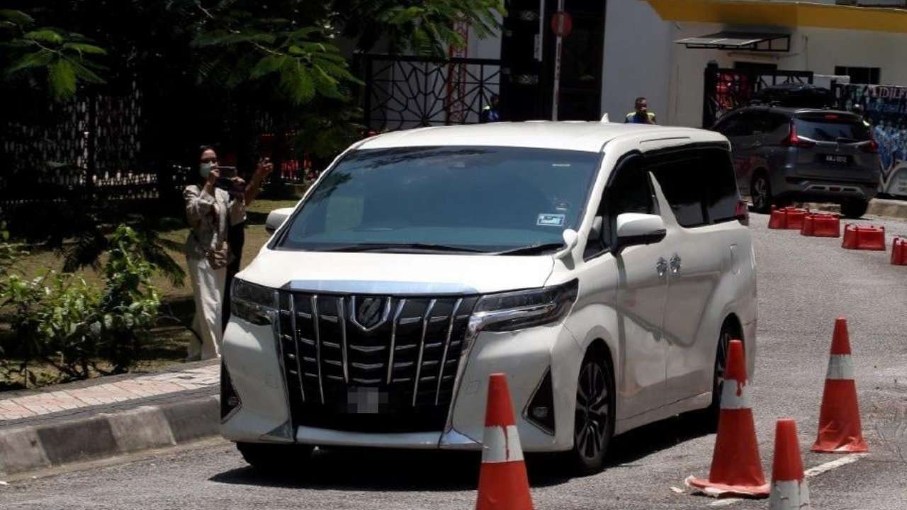 jawi-sahkan-dua-selebriti-ditahan-disiasat-kerana-berkhalwat.jpg
