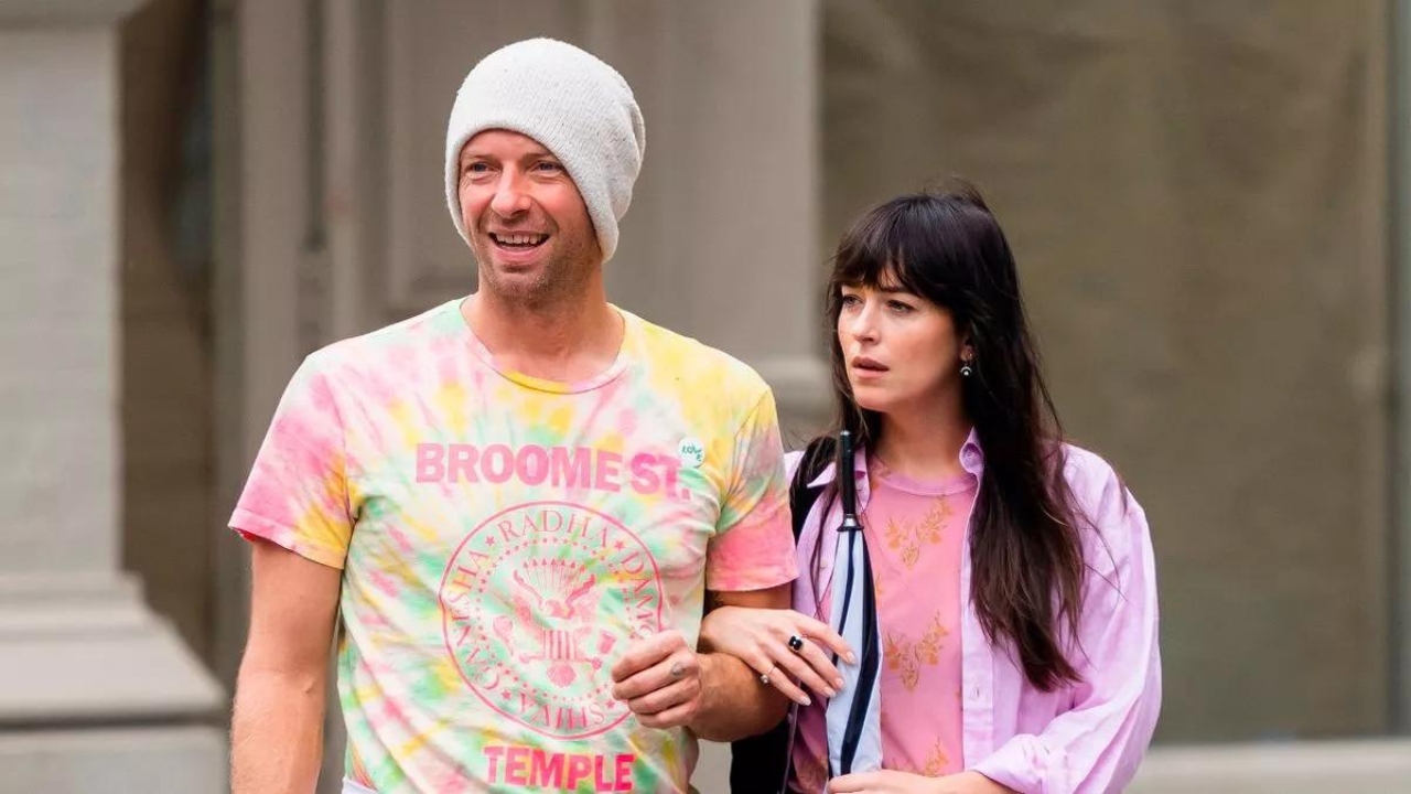 vokalis-coldplay-chris-martin,-aktres-dakota-johnson-bertunang.jpg