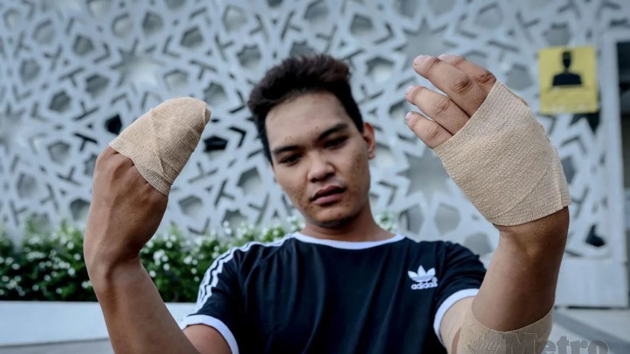 astrogempak_mangsa_melecur_pegang_tombol_pintu.jpg