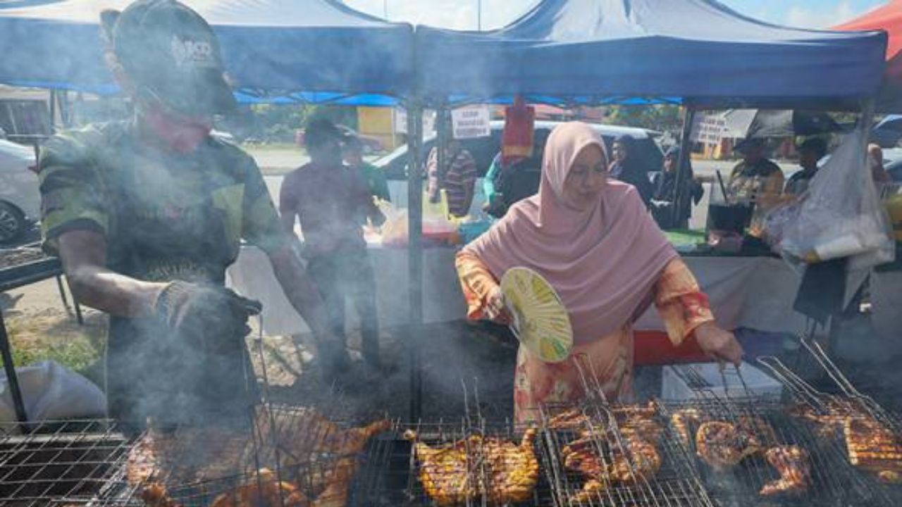 astrogempak_primadona_bantu_jual_ayam_golek.jpg