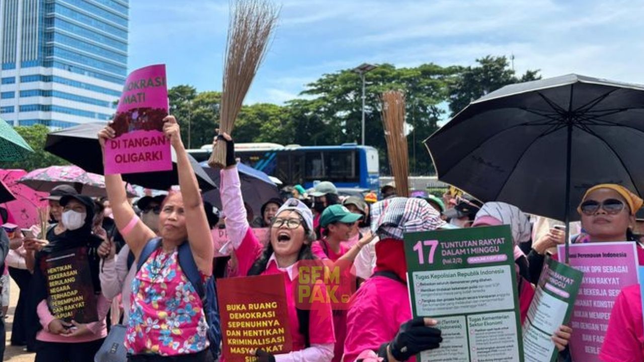 Wanita Protes Bawa Penyapu Lidi