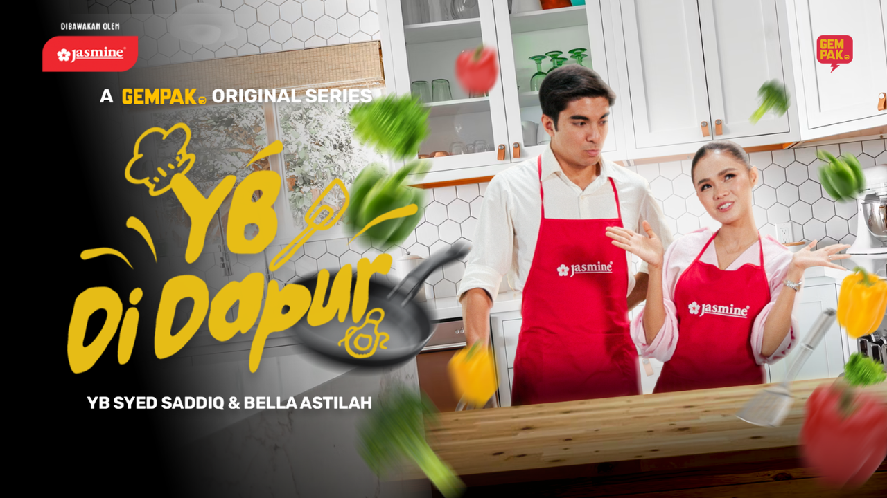 料理番組企画「YB Di Dapur」のエプロンを着たサイド・サディックとベラ・アスティラ