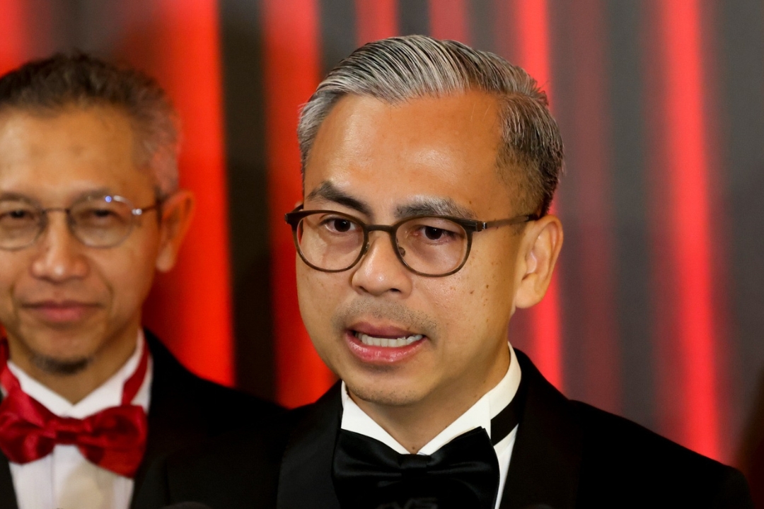 マレーシアのファーミ通信相が式典で話す様子