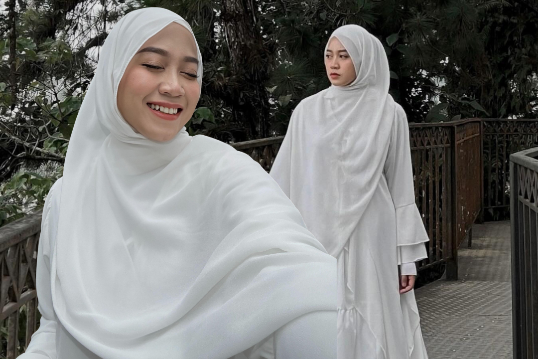 白いヒジャブ姿で笑顔を見せるフィーヤ・ジュリアと、同じ服装で立つ姿を並べた写真