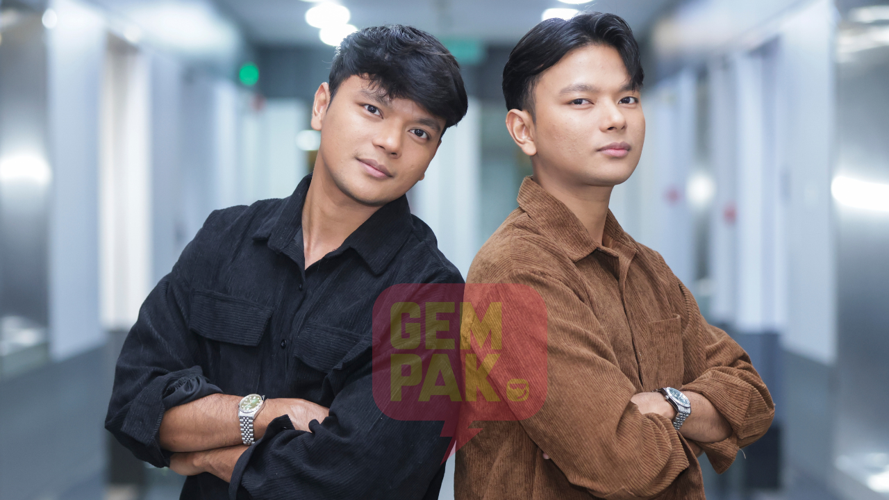 Gempakのロゴを前に、腕を組んで並ぶAmin OthmanとAbid Othman。