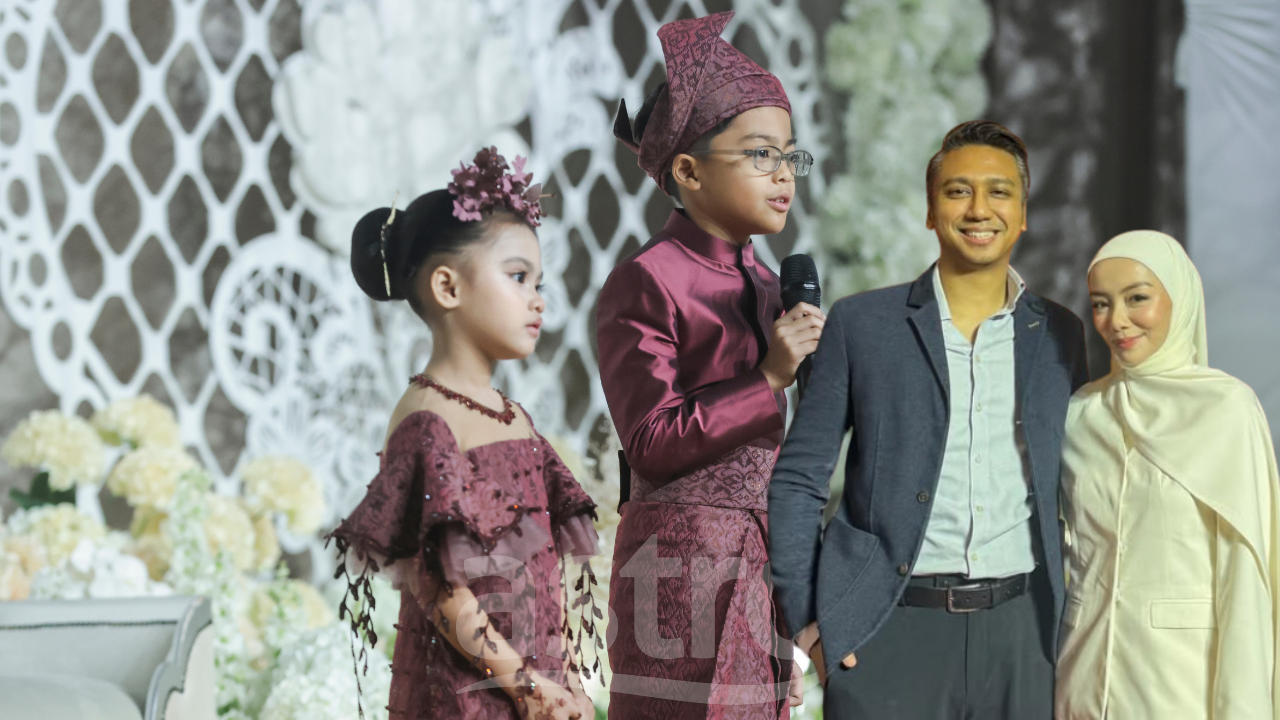披露宴でマイクを持って話すAydenと、その隣に立つAra、Syed Saddiq、Bella Astillah