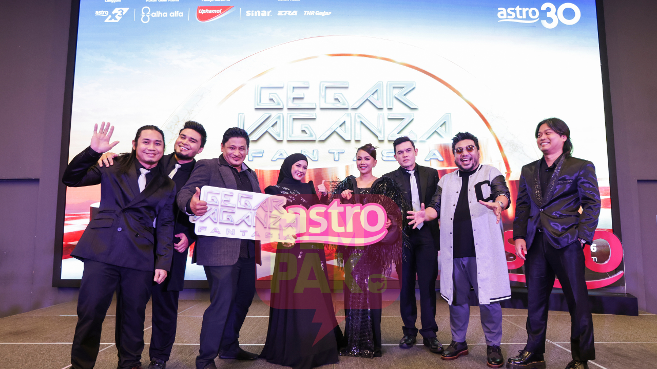 『Gegar Vaganza Fantasia』の発表イベントで、番組ロゴを背に並ぶ出演者と司会者、審査員