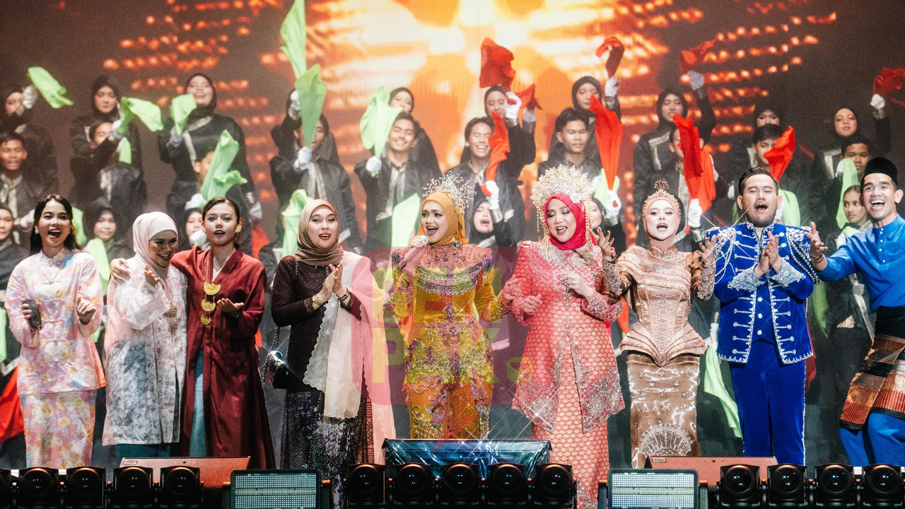 伝統衣装の出演者たちが「Gema Bumantara」のステージで歌う様子