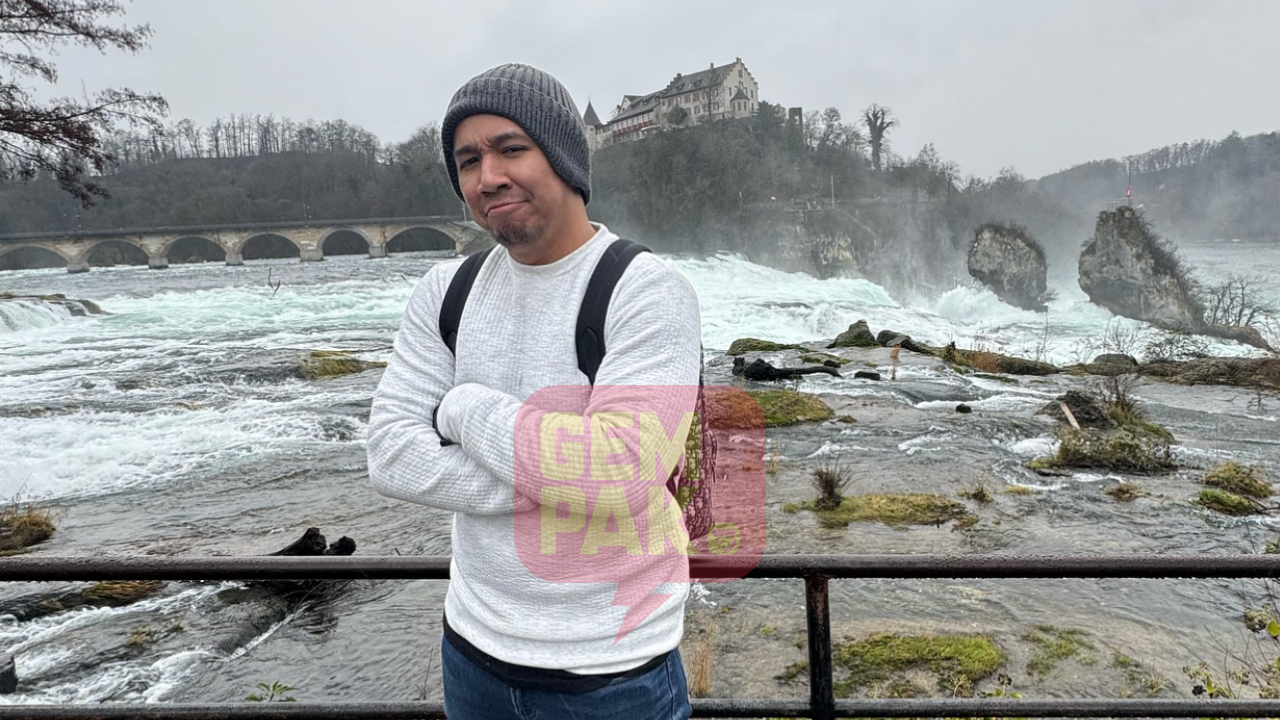屋外の川辺に立つ歌手Sufie Rashid