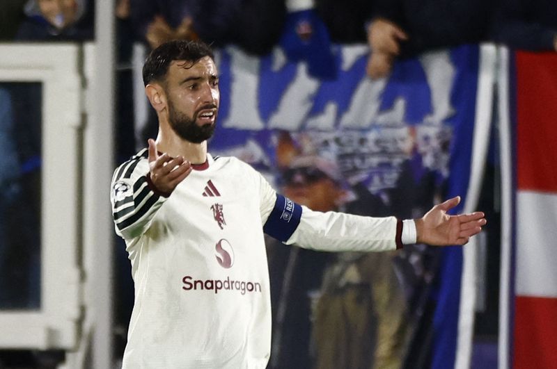 Rooney labels Man United players 'selfish' after Fernandes criticism ...