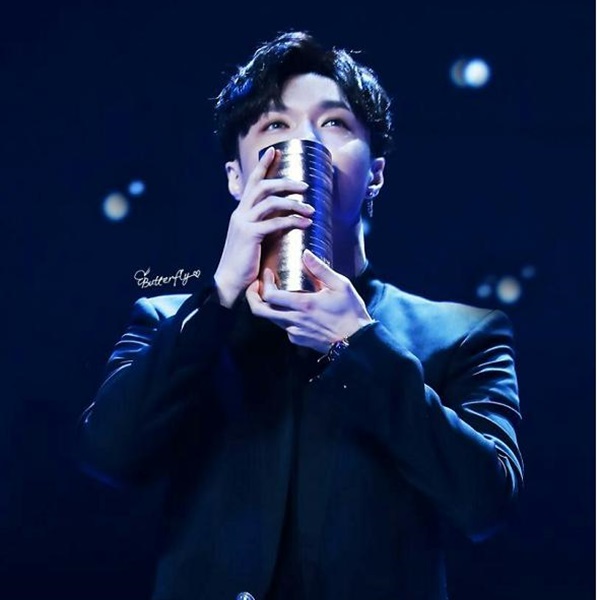 lay_kiss_01.jpg lay_kiss_01.jpg