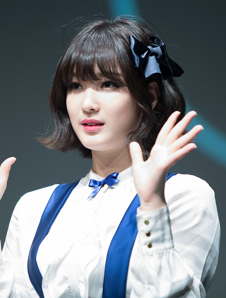 Yulhee_at_a_fansigning_event_in_Shinchon-dong,_22_November_2014_02.jpg
