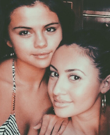 Selena_01.jpg Selena_01.jpg