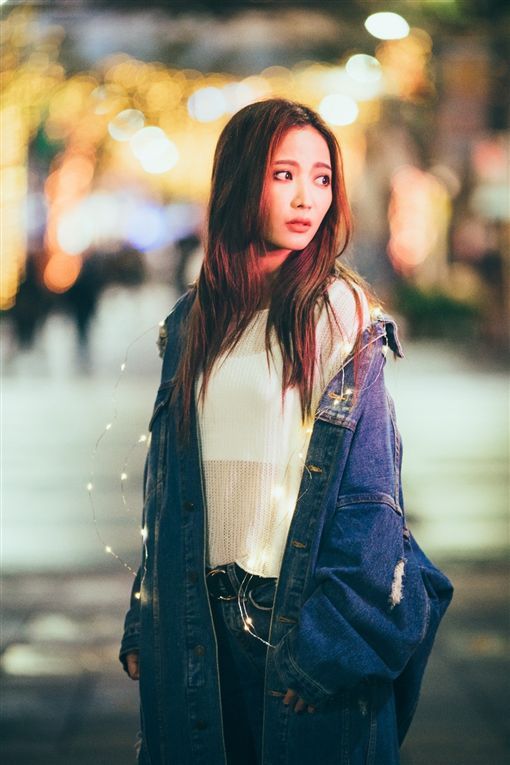 Janeear_03.jpg Janeear_03.jpg